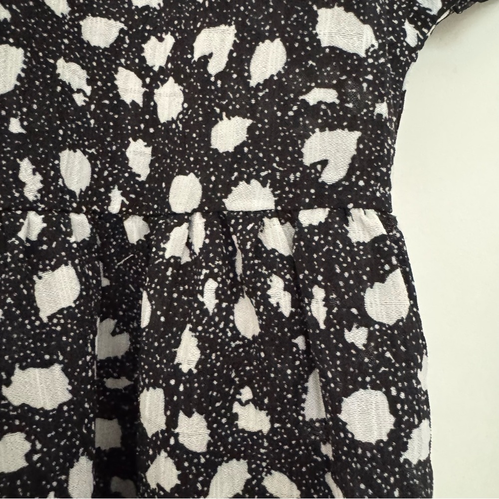 Black and white light weight v neck dress - Picture 12 of 14